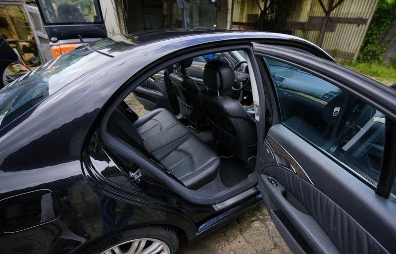 Schwarz Gebraucht 2006 Mercedes E350 Avantgarde Limousine | 9.500 € (Fairer Preis) - Bild 1/4