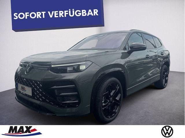 Cipressinogrün metallic Neu 2025 VW Tayron R-line SUV | 68.989 € (Etwas zu teuer) - Bild 1/3