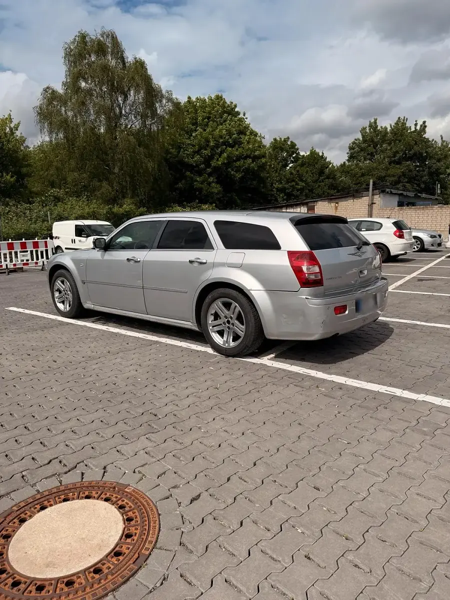 Usado Chrysler 300C 250 CV (183 kW) 2005 Plateado Familiar
