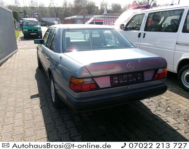 Gebraucht Mercedes E300 179 PS (131 kW) 1988 Blau Limousine