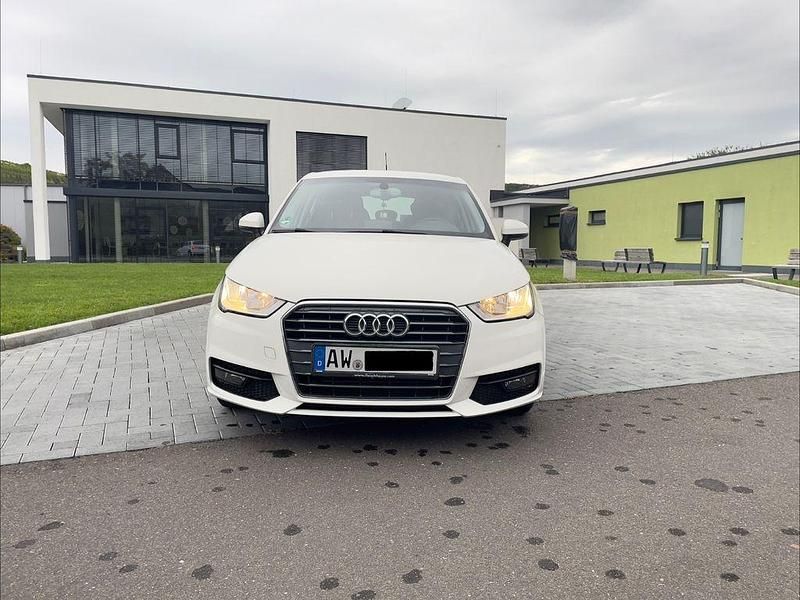 Weiß Gebraucht 2018 Audi A1 Sportback Ambiente Kleinwagen | 14.900 € (Fairer Preis) - Bild 1/4