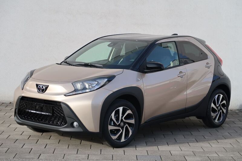 Schwarz Neu 2024 Toyota Aygo Team Kleinwagen | 16.990 € - Bild 1/4