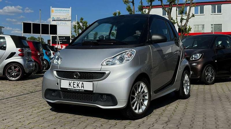 River silver & deep black Gebraucht 2012 Smart ForTwo Cabrio Cabrio | 9.490 € (Etwas zu teuer) - Bild 1/4