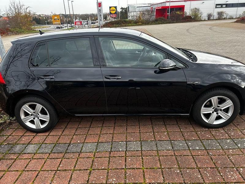 Schwarz Gebraucht 2015 VW Golf VII Trendline Limousine | 7.400 € (Fairer Preis) - Bild 1/4