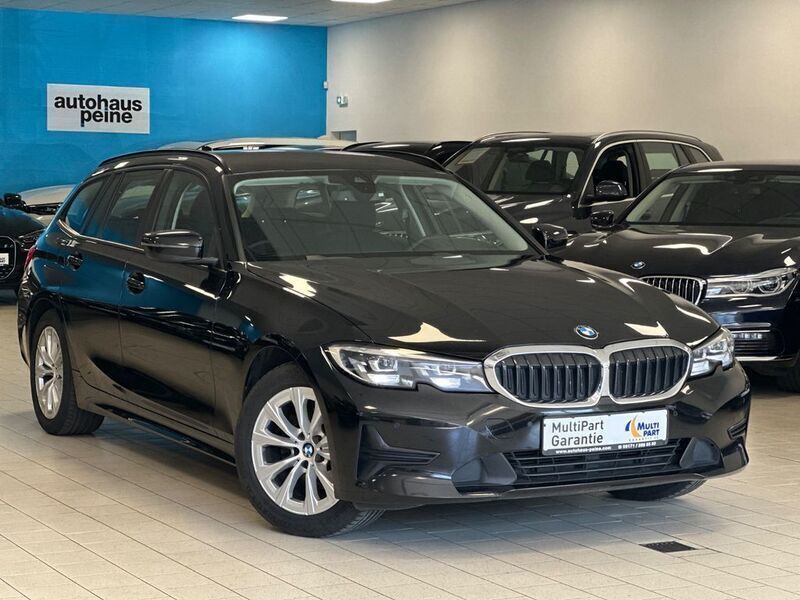 Schwarz Gebraucht 2020 BMW 320 Advantage Kombi | 20.197 € (Superpreis) - Bild 1/4