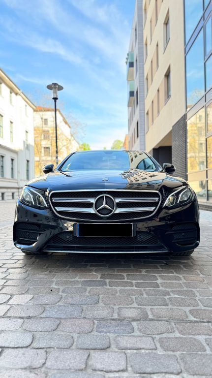 Schwarz Gebraucht 2017 Mercedes E220 AMG line Limousine | 24.100 € (Guter Preis) - Bild 1/4