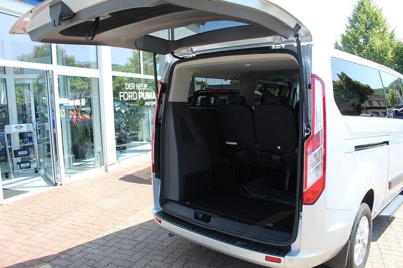 Gebraucht Ford Tourneo Titanium 131 PS (96 kW) 2022 Silber Van / Kleinbus