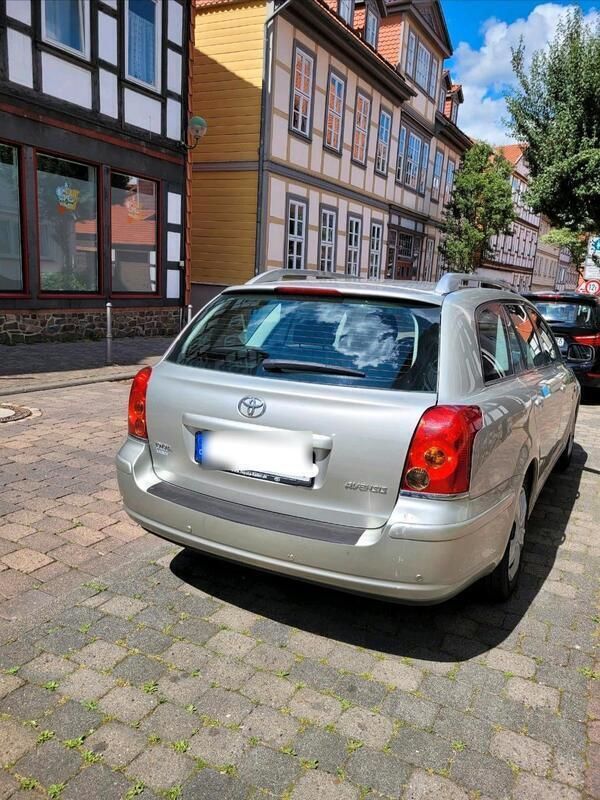 Grau Gebraucht 2005 Toyota Avensis Kombi | 2.500 € (Fairer Preis) - Bild 1/4