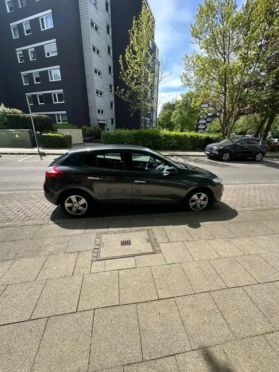 Używany Renault Mégane 110 KM (80 kW) 2012 Czarny Sedan/Limuzyna