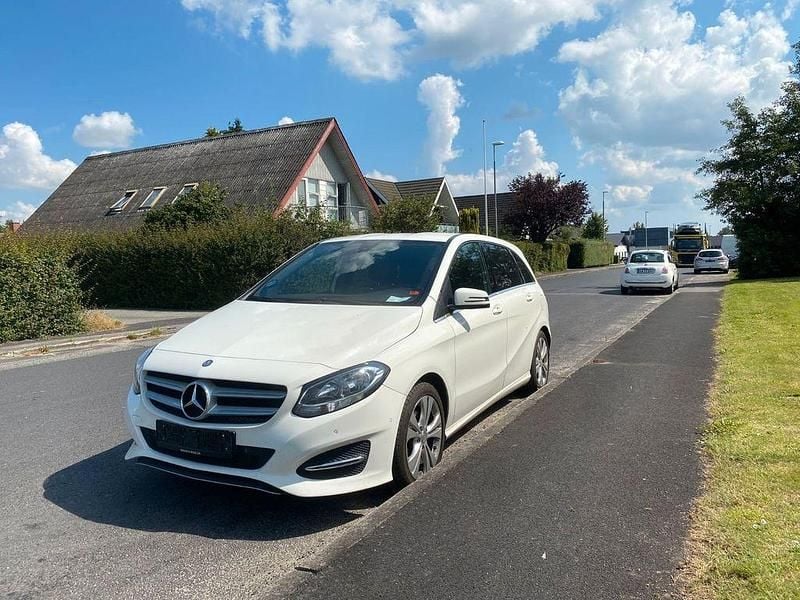 Weiß Gebraucht 2016 Mercedes B200 AMG line Van / Kleinbus | 5.900 € (Superpreis) - Bild 1/4
