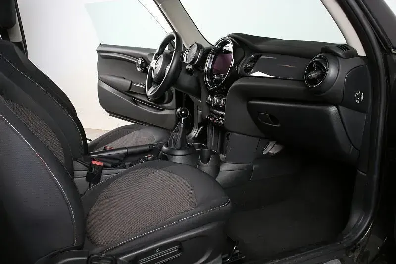 Gebraucht Mini Cooper Essential 136 PS (100 kW) 2022 Midnight black met. Kleinwagen