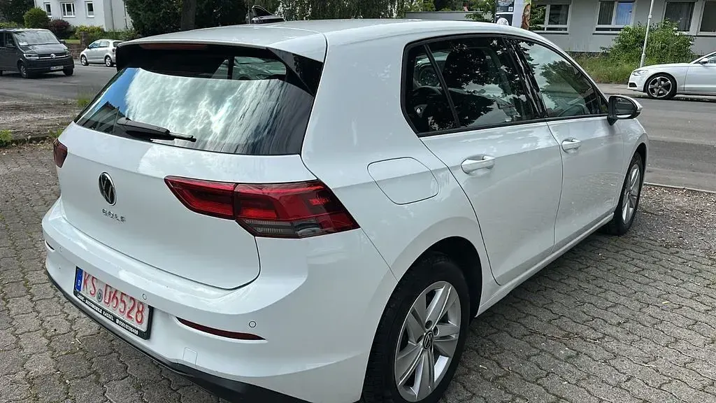 Gebraucht VW Golf VIII Life 116 PS (85 kW) 2022 Weiß Limousine