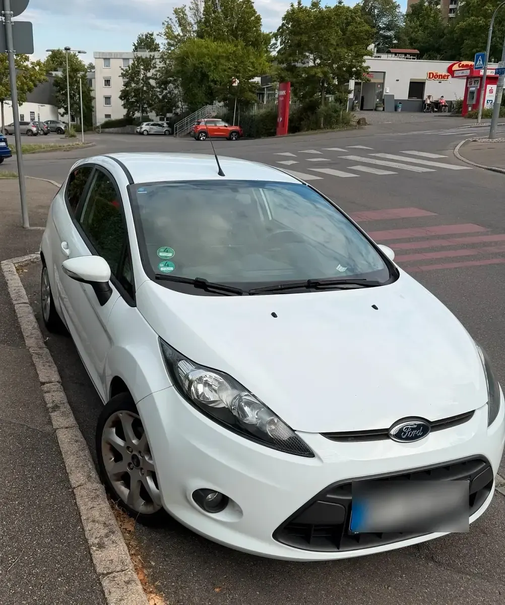 Gebraucht Ford Fiesta Champions Edition 95 PS (69 kW) 2012 Weiß Kleinwagen
