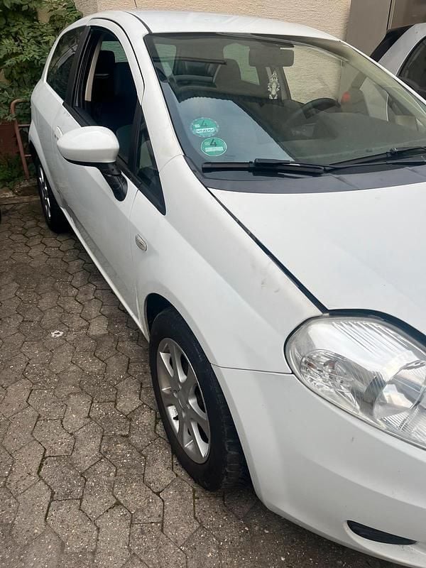 Weiß Gebraucht 2009 Fiat Grande Punto Kleinwagen | 800 € (Superpreis) - Bild 1/4