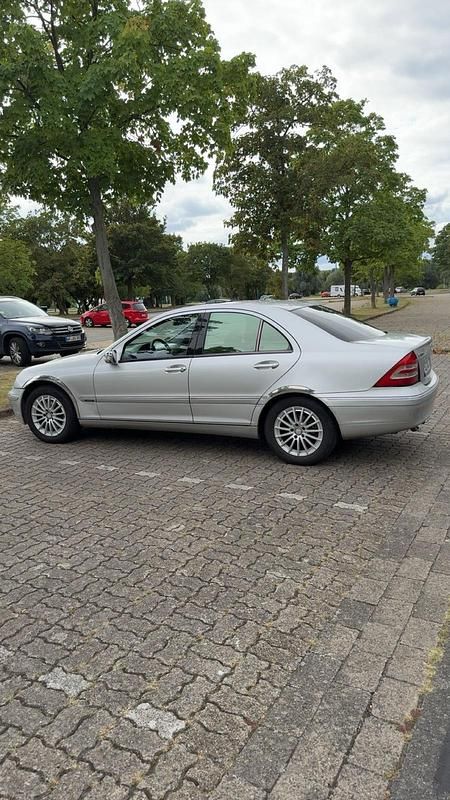 Grau Gebraucht 2004 Mercedes C180 Limousine | 1.500 € (Superpreis) - Bild 1/4
