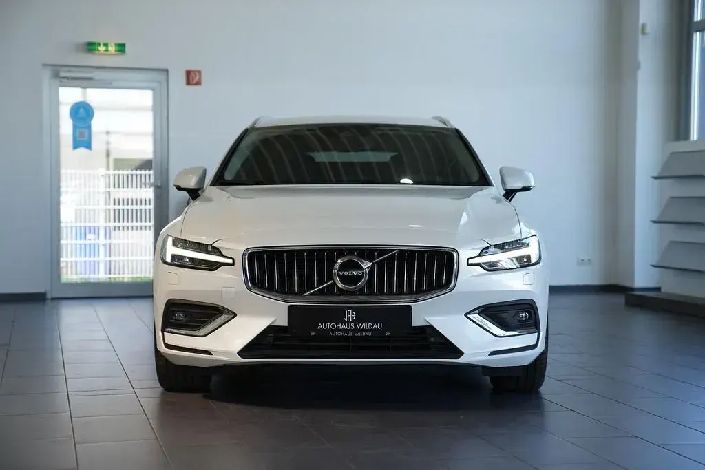 Gebraucht Volvo V60 Inscription 190 PS (139 kW) 2020 Crystal white / Kombi