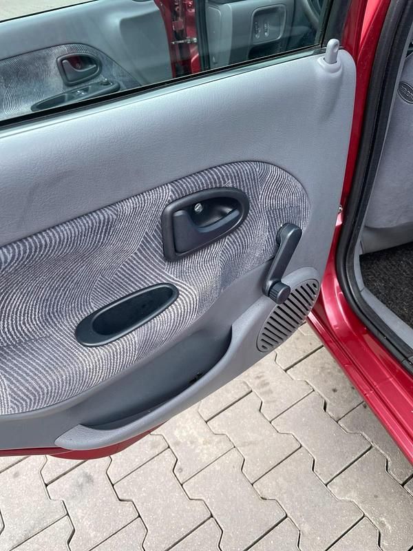 Używany Renault Clio II 75 KM (55 kW) 2000 Hatchback