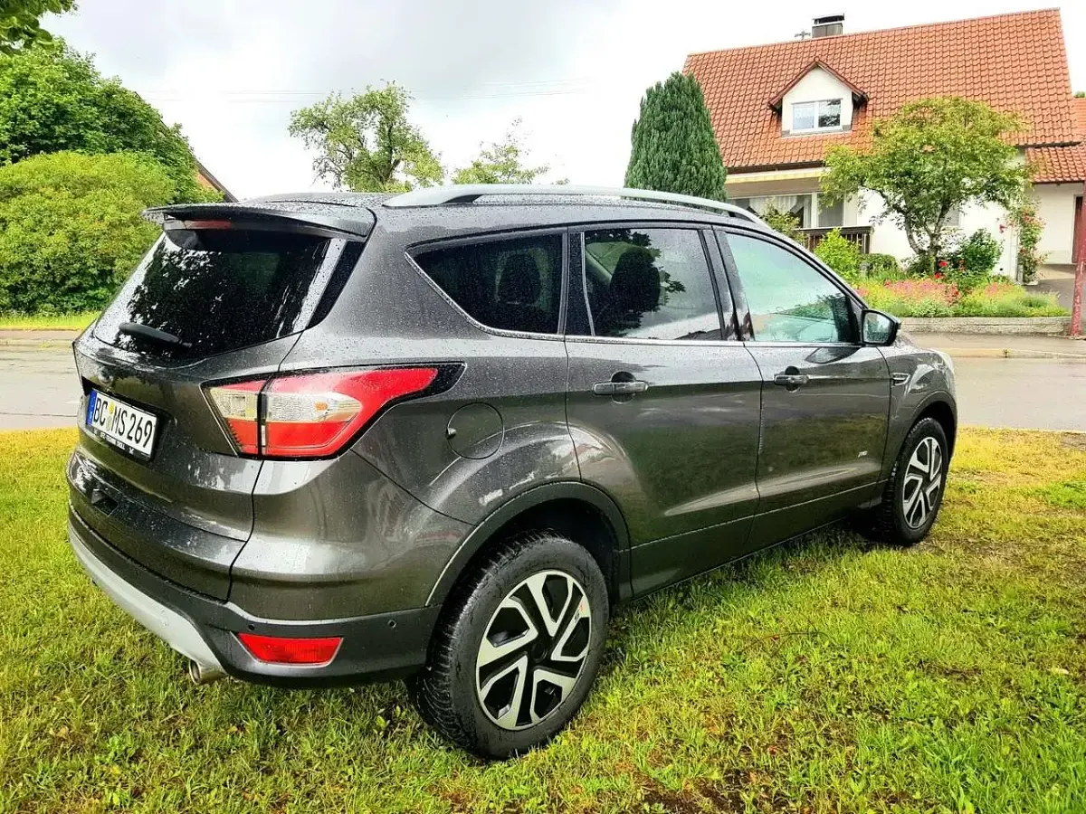 Gebraucht Ford Kuga 150 PS (110 kW) 2018 Grau SUV