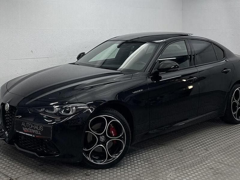 Nero vulcano Gebraucht 2024 Alfa Romeo Giulia Edizione Speciale Limousine | 39.300 € (Etwas zu teuer) - Bild 1/4