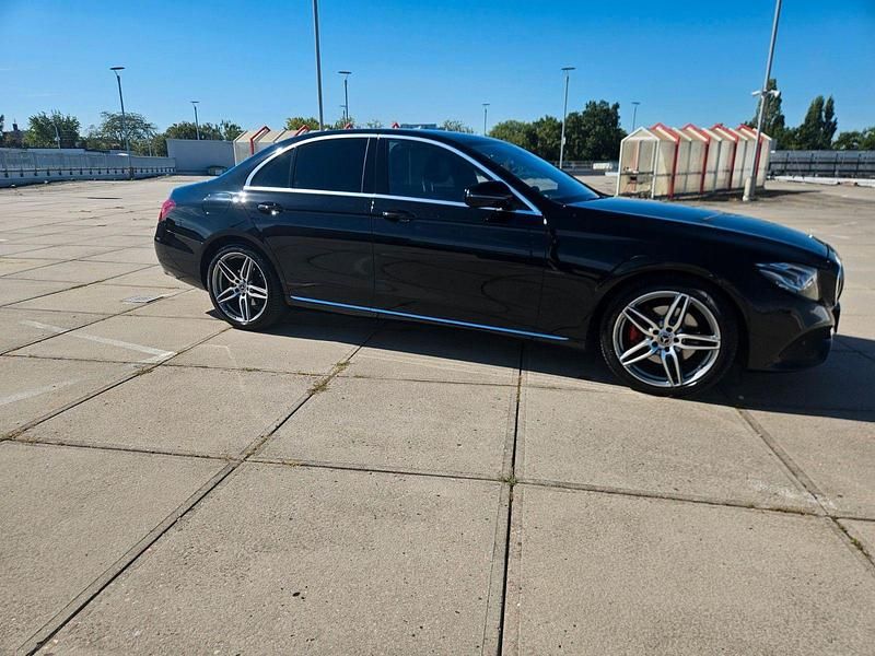 Gebraucht Mercedes E220 194 PS (142 kW) 2019 Schwarz Limousine