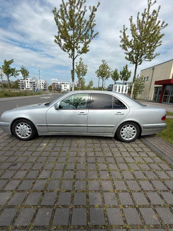 Usata Mercedes E320 Elegance 197 CV (144 kW) 2000 Argento Berlina