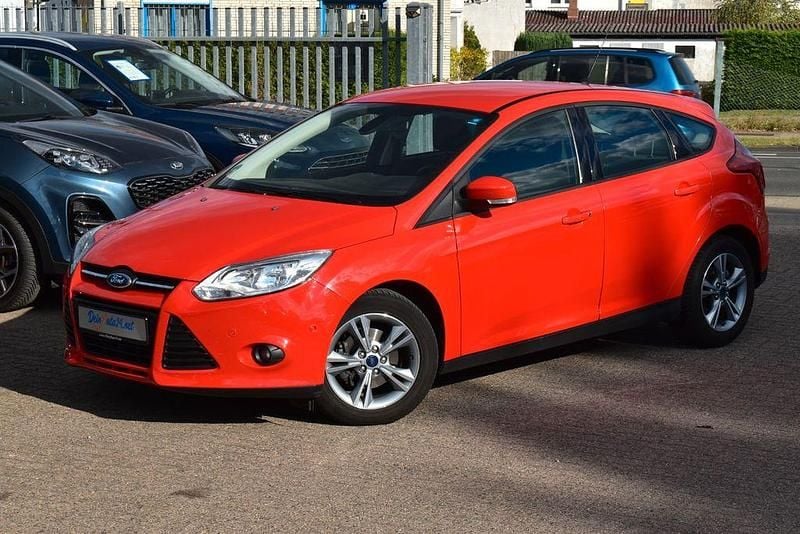 Gebraucht Ford Focus Champions Edition 101 PS (74 kW) 2013 Rot Limousine