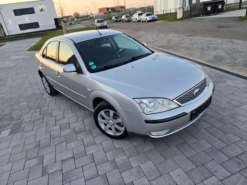 Gebraucht Ford Mondeo Trend 145 PS (106 kW) 2005 Kristallsilber metallic Kleinwagen