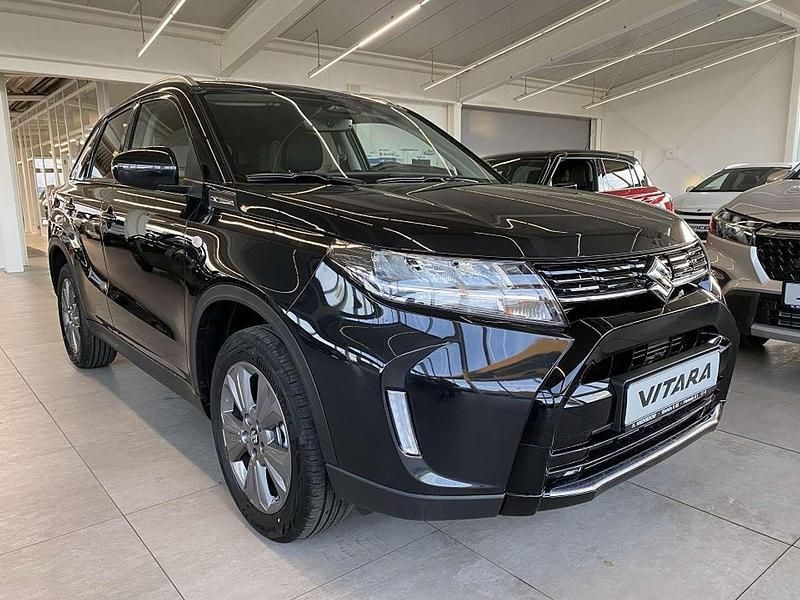 Cosmic black pearl Gebraucht 2025 Suzuki Vitara Comfort SUV | 23.900 € (Fairer Preis) - Bild 1/4