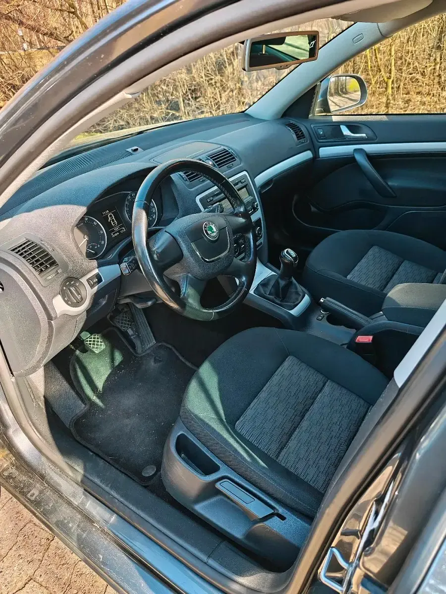 Gebraucht Skoda Octavia 125 PS (91 kW) 2011 Grau Kombi