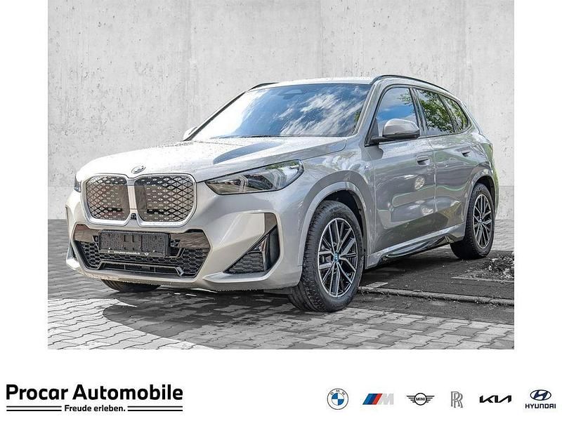 Silber Neu 2025 BMW iX1 M Sport SUV | 56.190 € (Fairer Preis) - Bild 1/4