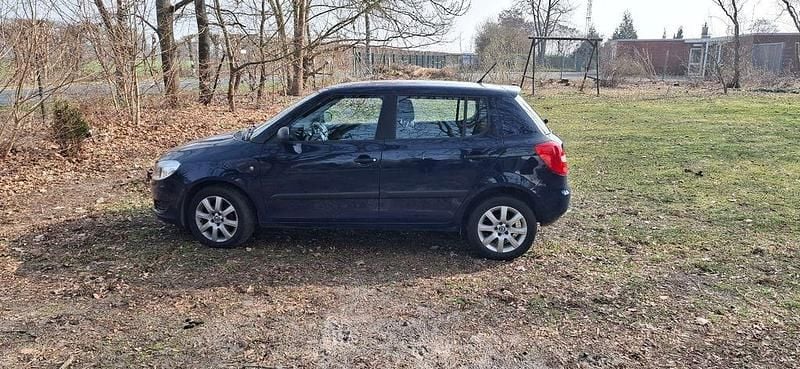 Gebraucht Skoda Fabia 60 PS (44 kW) 2012 Blau Limousine