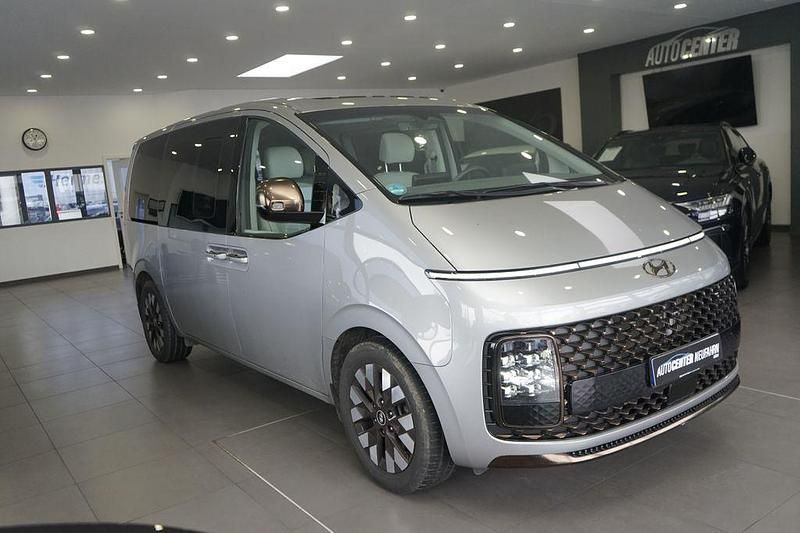 Shimmering silver / met Gebraucht 2023 Hyundai Staria Signature Van | 39.980 € (Fairer Preis) - Bild 1/4