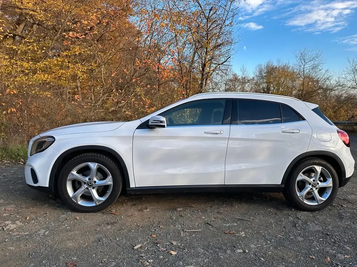 Gebraucht Mercedes GLA180 122 PS (89 kW) 2019 Weiß SUV