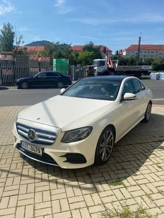 Używany Mercedes E250 211 KM (155 kW) 2019 Biały Sedan/Limuzyna