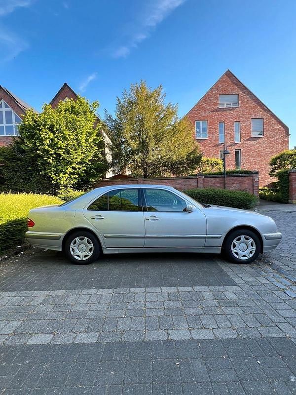 Second-hand Mercedes E200 Elegance 163 CP (119 kW) 2001 Argintiu Berlinǎ
