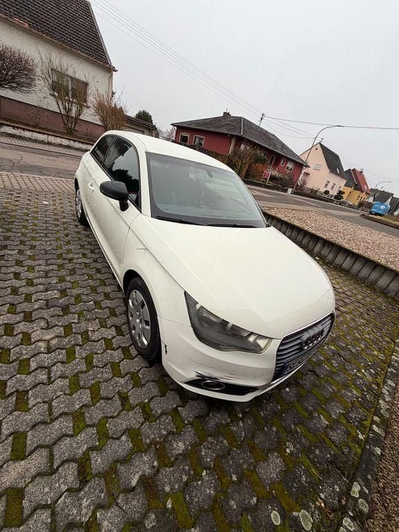 Weiß Gebraucht 2010 Audi A1 Attraction Limousine | 3.400 € (Guter Preis) - Bild 1/4