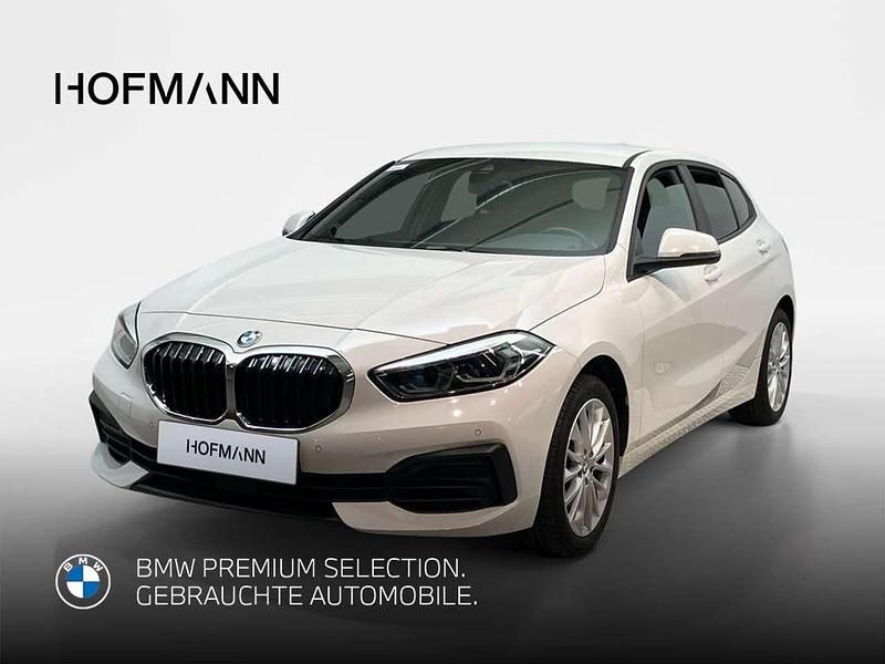 Alpinweiß uni Gebraucht 2022 BMW 118 Advantage Kleinwagen | 22.890 € (Fairer Preis) - Bild 1/2