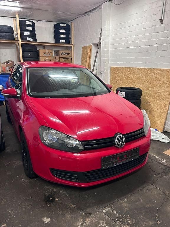 Rot Gebraucht 2009 VW Golf Trendline Limousine | 2.999 € (Superpreis) - Bild 1/4