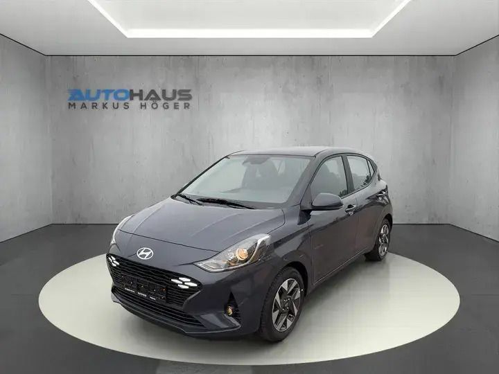 Aurora grau perleffekt Neu 2024 Hyundai i10 Comfort Kleinwagen | 17.490 € (Fairer Preis) - Bild 1/4