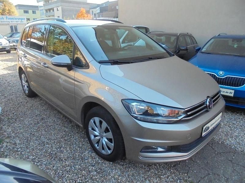 Titanium beige metallic Gebraucht 2016 VW Touran Comfortline Van / Kleinbus | 11.999 € (Guter Preis) - Bild 1/4
