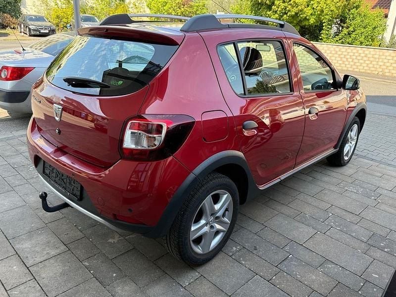Gebraucht Dacia Sandero 90 PS (66 kW) 2015 Rot Limousine