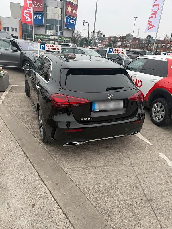 Second-hand Mercedes A180 2025 Negru Hatchback