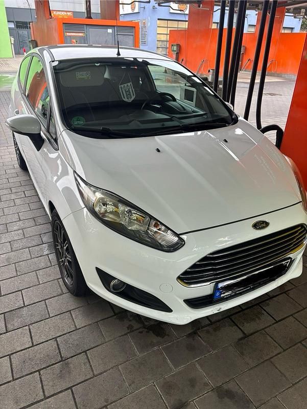 Weiß Gebraucht 2013 Ford Fiesta Kleinwagen | 3.900 € - Bild 1/4