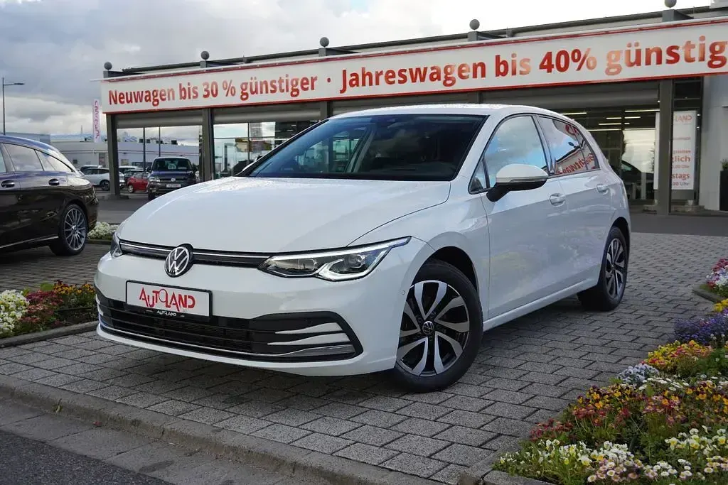 Second-hand VW Golf VIII Active 150 CP (110 kW) 2023 Alb Berlinǎ