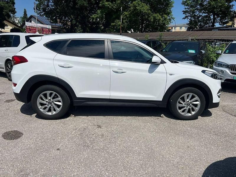 Weiß Gebraucht 2018 Hyundai Tucson Classic SUV | 15.900 € (Fairer Preis) - Bild 1/4