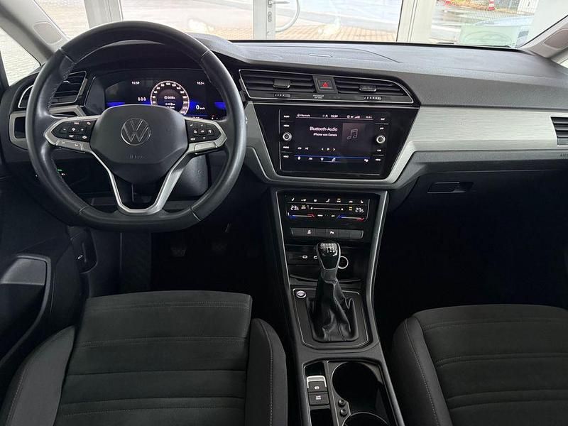 Gebraucht VW Touran Comfortline 122 PS (89 kW) 2023 Weiß Van / Kleinbus