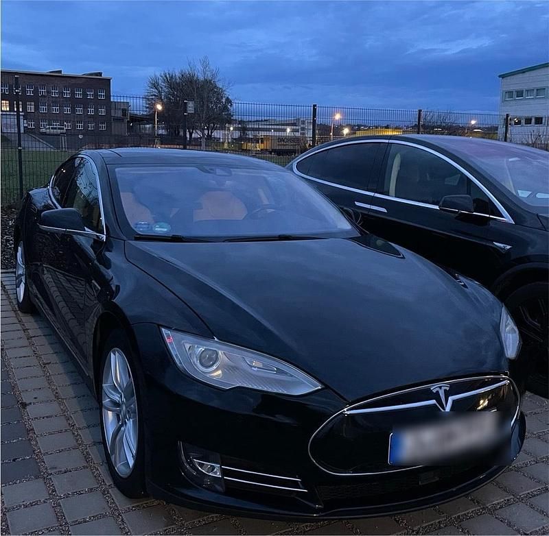 Schwarz Gebraucht 2015 Tesla Model S Kleinwagen | 20.000 € (Superpreis) - Bild 1/4
