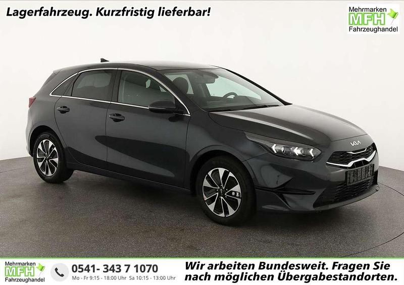 Experience grün metallic Neu 2025 Kia Ceed Kleinwagen | 24.045 € (Guter Preis) - Bild 1/4