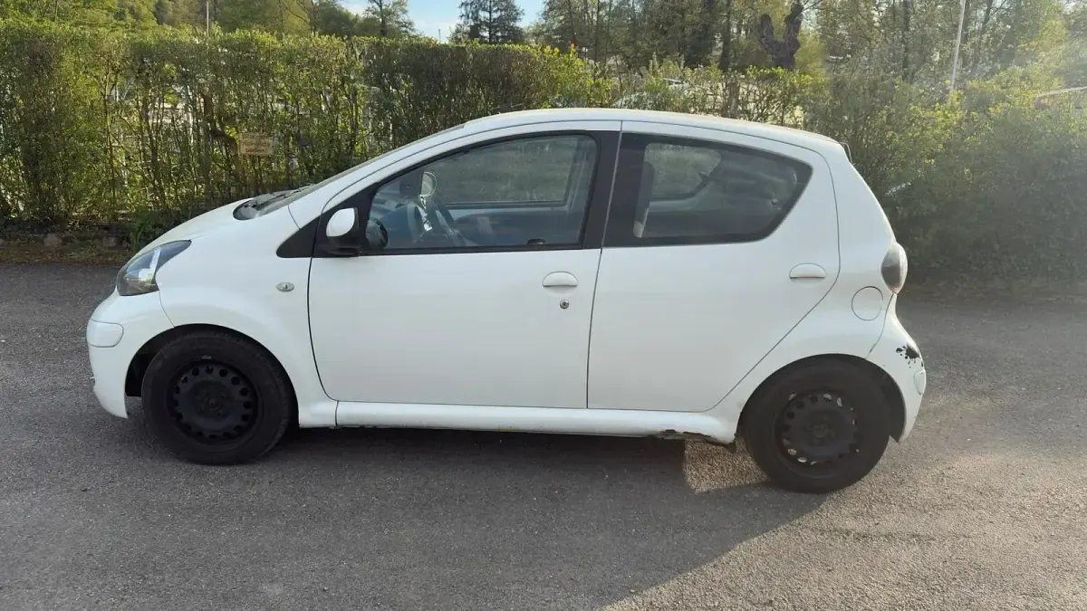 Gebraucht Toyota Aygo 68 PS (50 kW) 2011 Weiß Kleinwagen