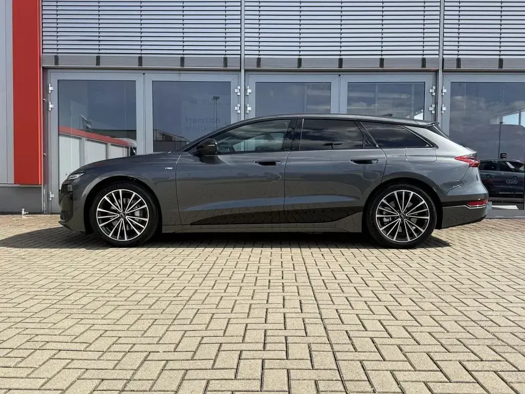 Neu Audi e-tron S-Line 269 kW (367 PS) 2026 Grau SUV